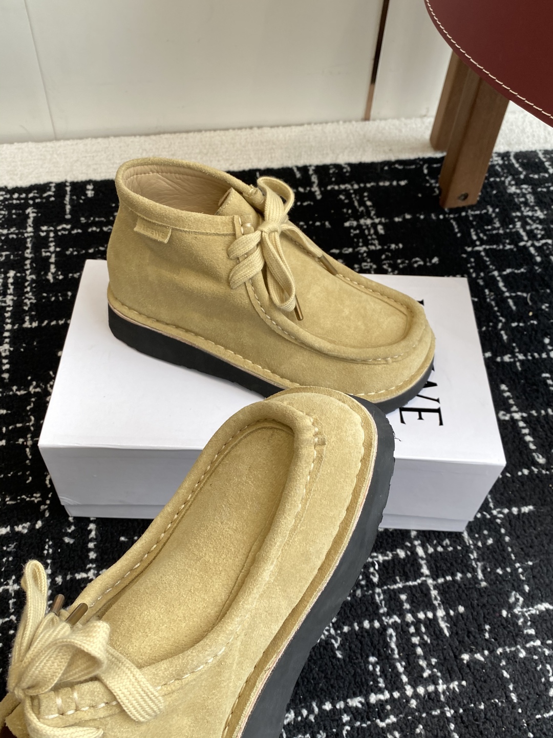 LOEWE 罗意威 25秋冬新款乐福鞋 短靴 新品 实力来袭 
圆头圆脑的鞋头可可爱爱 一鞋两穿 后跟可