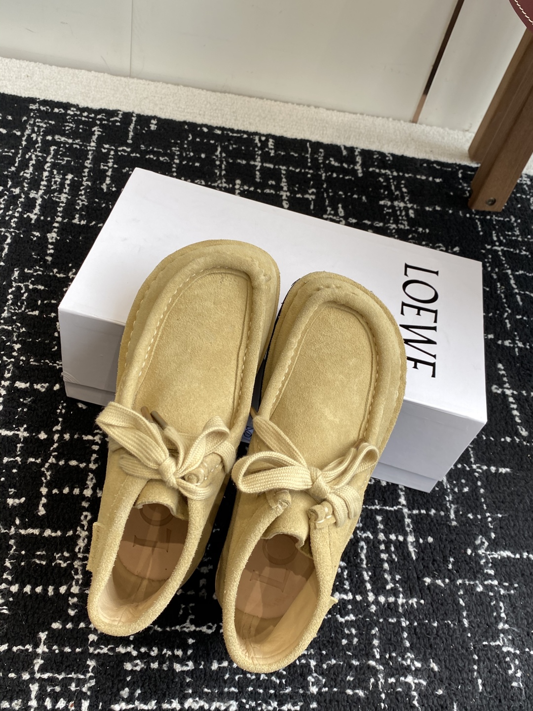 LOEWE 罗意威 25秋冬新款乐福鞋 短靴 新品 实力来袭 
圆头圆脑的鞋头可可爱爱 一鞋两穿 后跟可