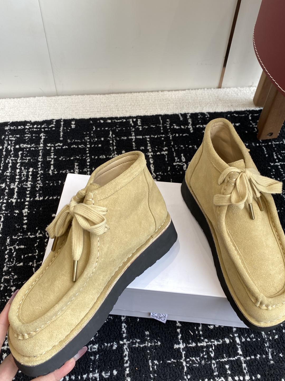 LOEWE 罗意威 25秋冬新款乐福鞋 短靴 新品 实力来袭 
圆头圆脑的鞋头可可爱爱 一鞋两穿 后跟可