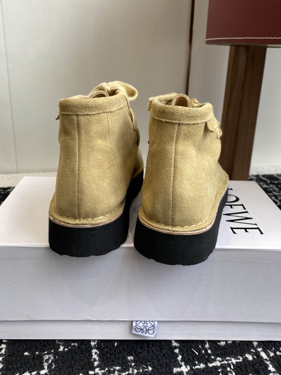LOEWE 罗意威 25秋冬新款乐福鞋 短靴 新品 实力来袭 
圆头圆脑的鞋头可可爱爱 一鞋两穿 后跟可