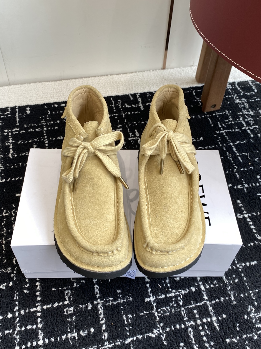 LOEWE 罗意威 25秋冬新款乐福鞋 短靴 新品 实力来袭 
圆头圆脑的鞋头可可爱爱 一鞋两穿 后跟可