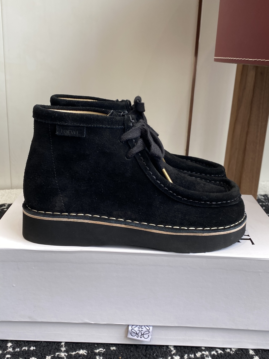 LOEWE 罗意威 25秋冬新款乐福鞋 短靴 新品 实力来袭 
圆头圆脑的鞋头可可爱爱 一鞋两穿 后跟可