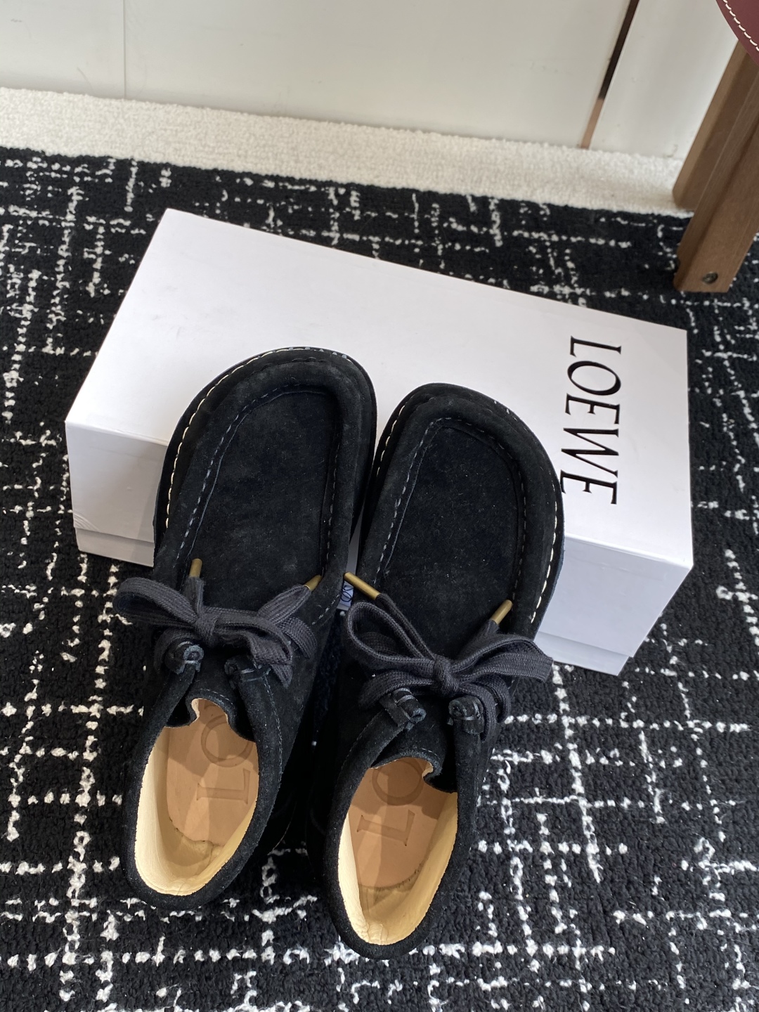 LOEWE 罗意威 25秋冬新款乐福鞋 短靴 新品 实力来袭 
圆头圆脑的鞋头可可爱爱 一鞋两穿 后跟可