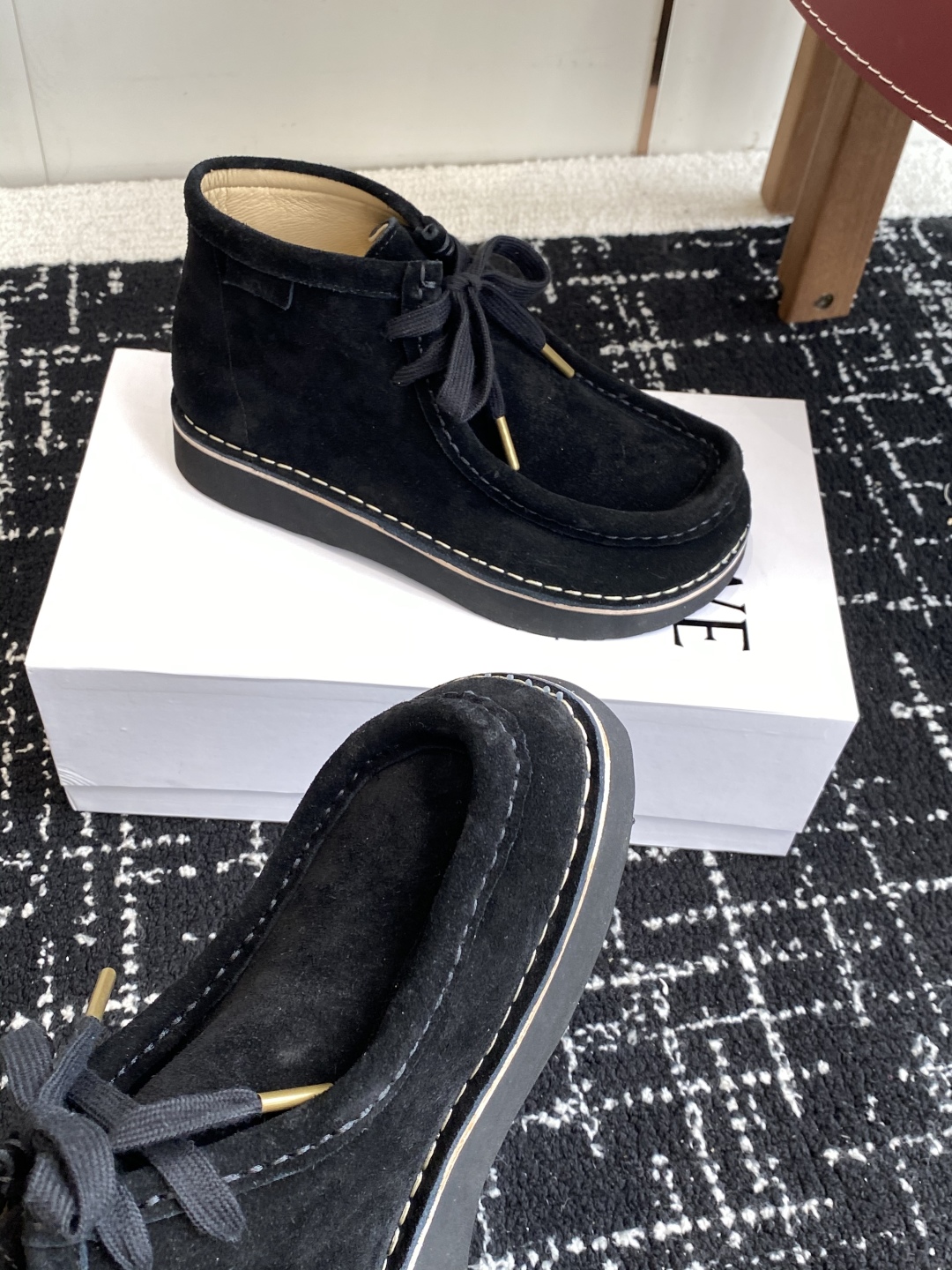 LOEWE 罗意威 25秋冬新款乐福鞋 短靴 新品 实力来袭 
圆头圆脑的鞋头可可爱爱 一鞋两穿 后跟可