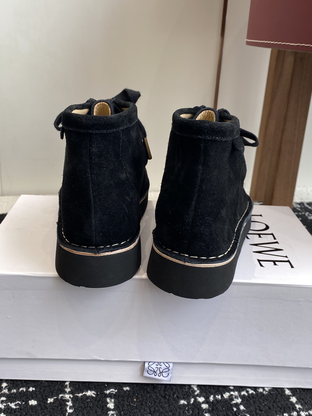 LOEWE 罗意威 25秋冬新款乐福鞋 短靴 新品 实力来袭 
圆头圆脑的鞋头可可爱爱 一鞋两穿 后跟可