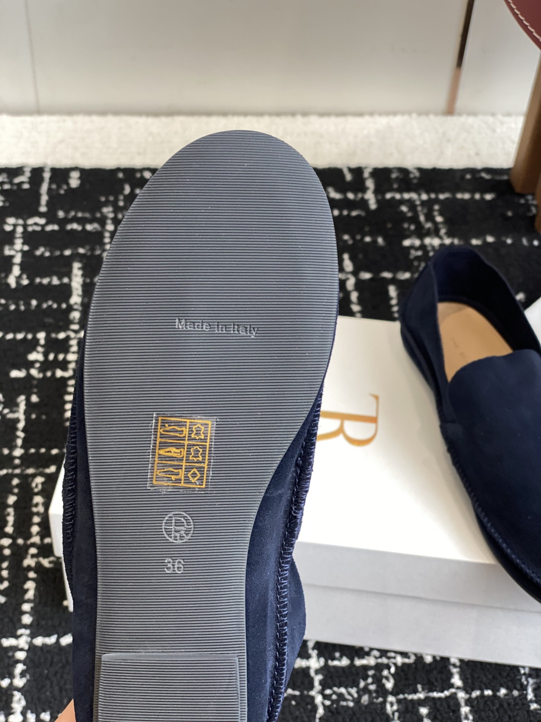 东莞代购级
The Row 25ss 春夏新款 极简乐福鞋 麂皮 单鞋

这款是row经典款的改良，鞋底