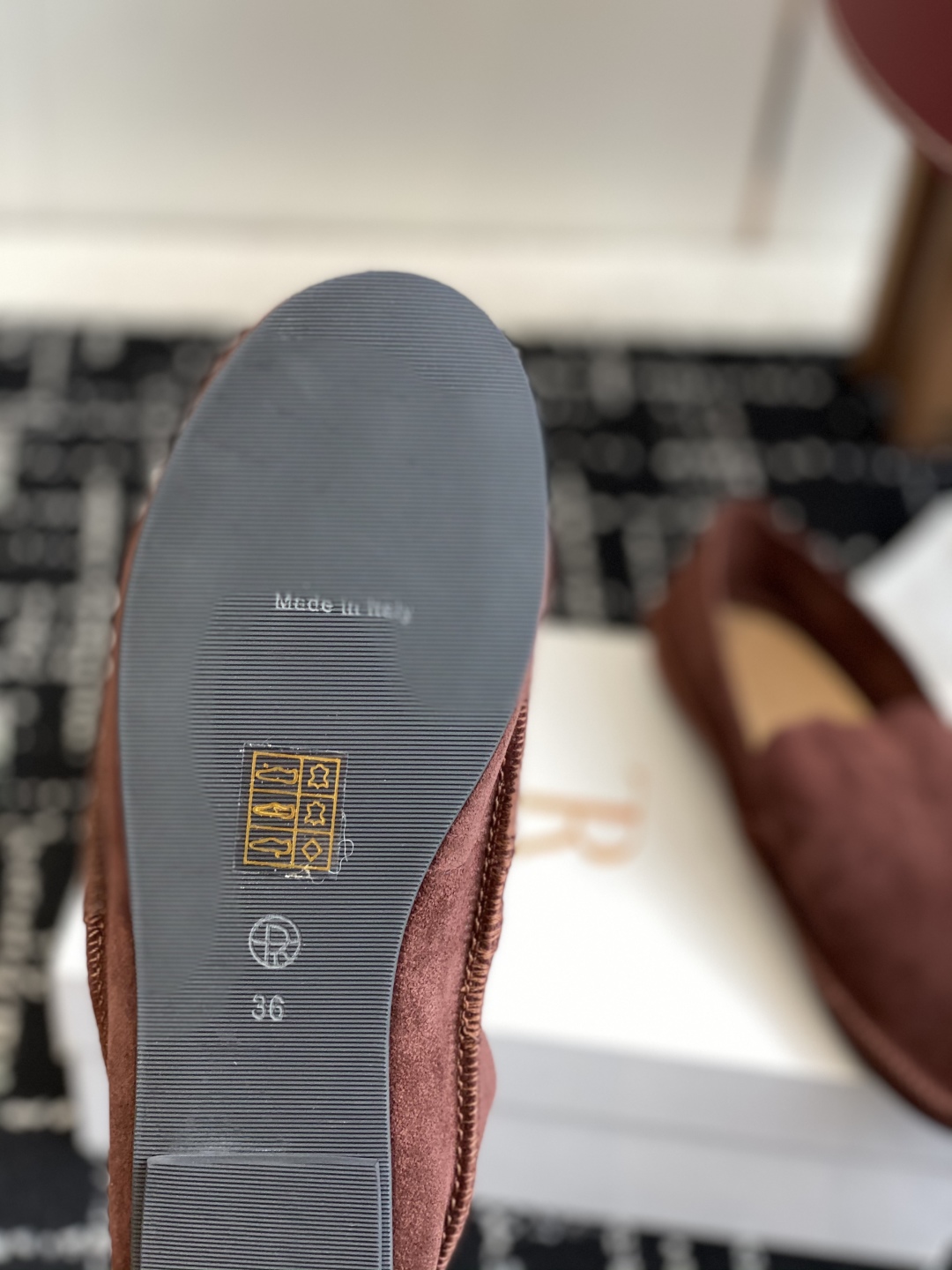 代购级
The Row 25ss 春夏新款 极简乐福鞋 麂皮 单鞋

这款是row经典款的改良，鞋底加厚