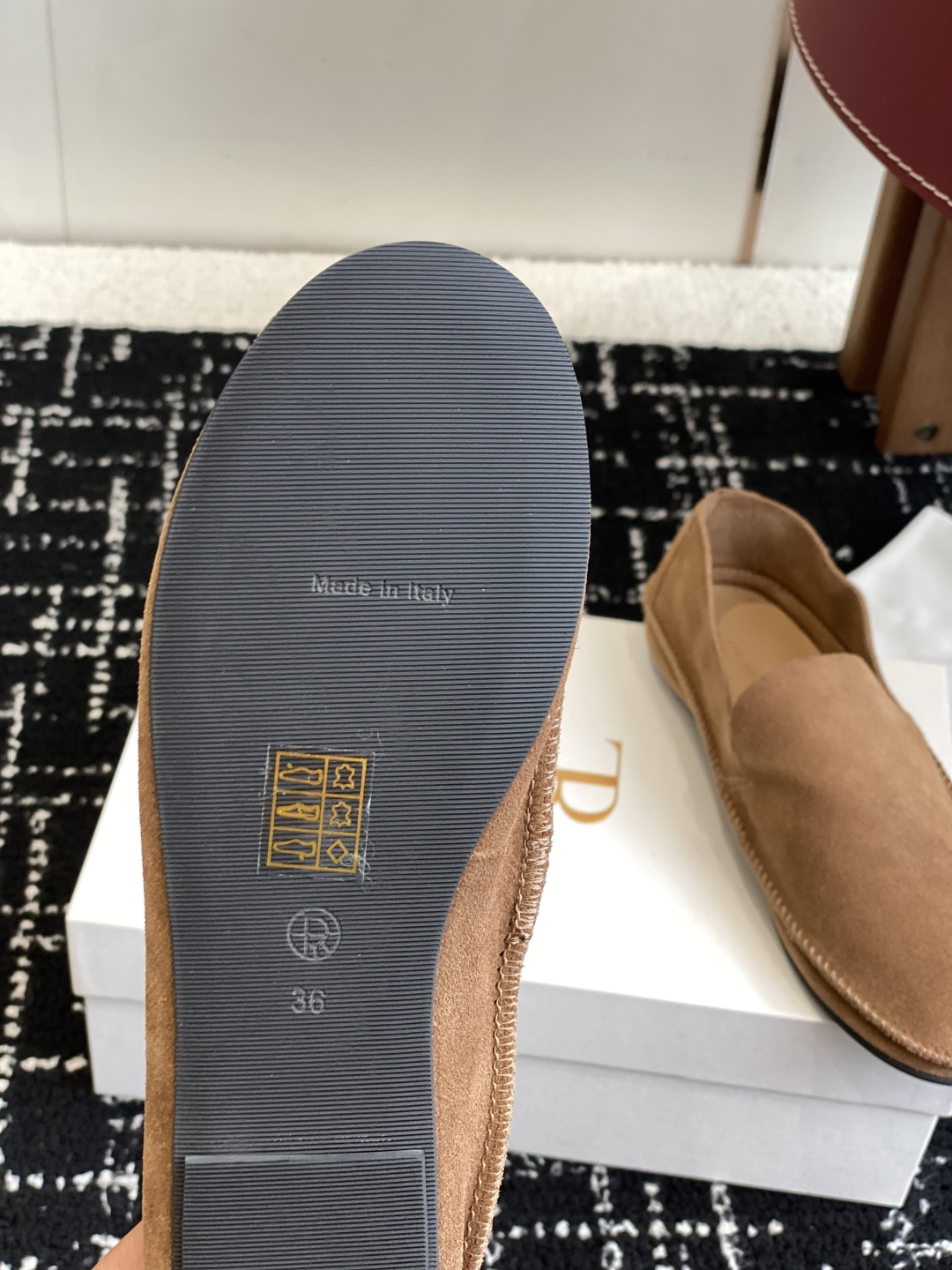 代购级
The Row 25ss 春夏新款 极简乐福鞋 麂皮 单鞋

这款是row经典款的改良，鞋底加厚