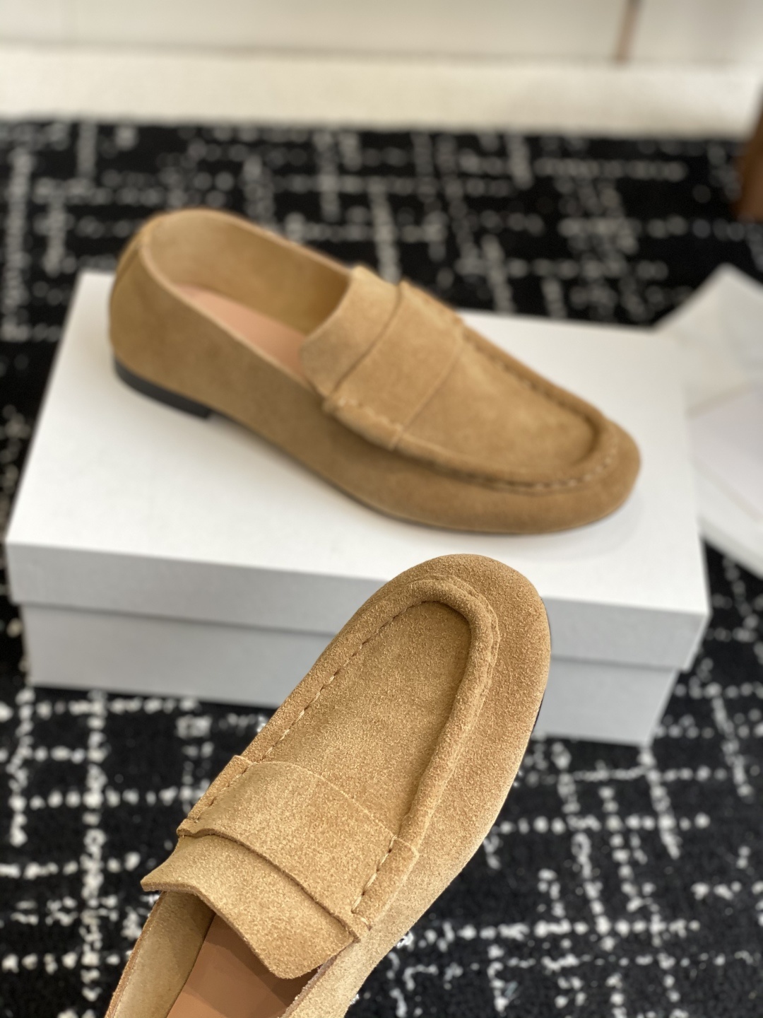 东莞代购级
The Row 最新极简风反绒皮一脚蹬乐福鞋
这是一个用最好的材质来制作极简风的品牌,非常