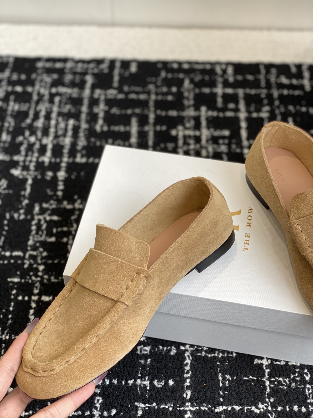 东莞代购级
The Row 最新极简风反绒皮一脚蹬乐福鞋
这是一个用最好的材质来制作极简风的品牌,非常