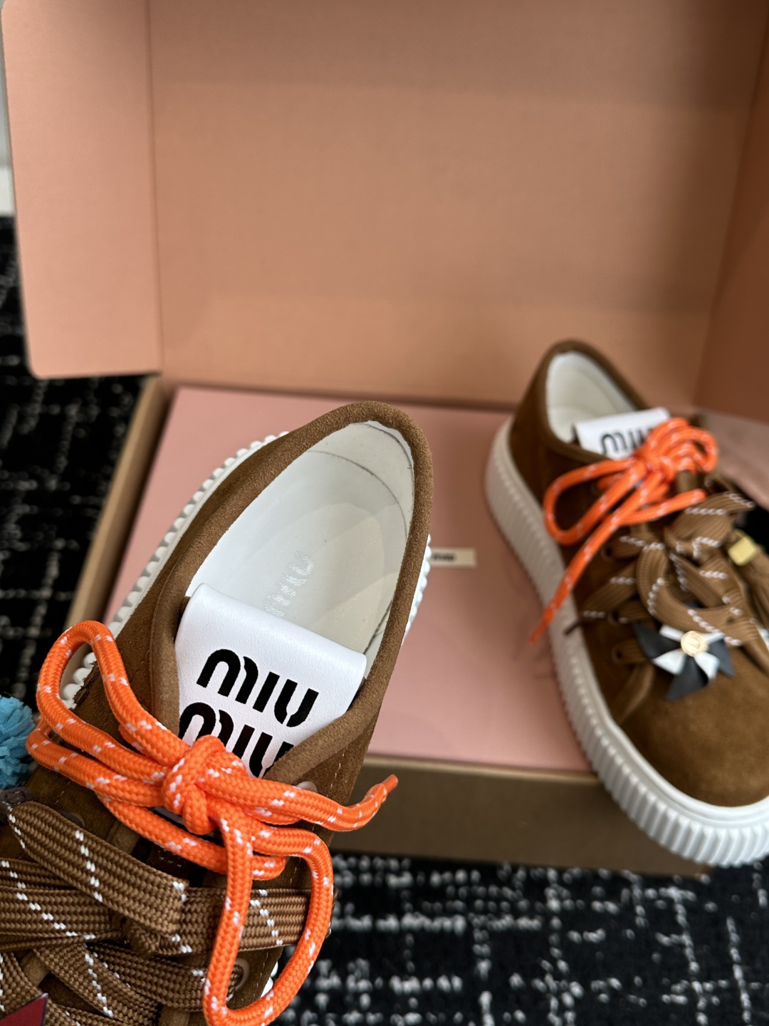 miumiu 25ss 秋冬新款 厚底 小白鞋 羊毛小白鞋
简约造型，超轻原版开模鞋底，脚感妥妥满分
好