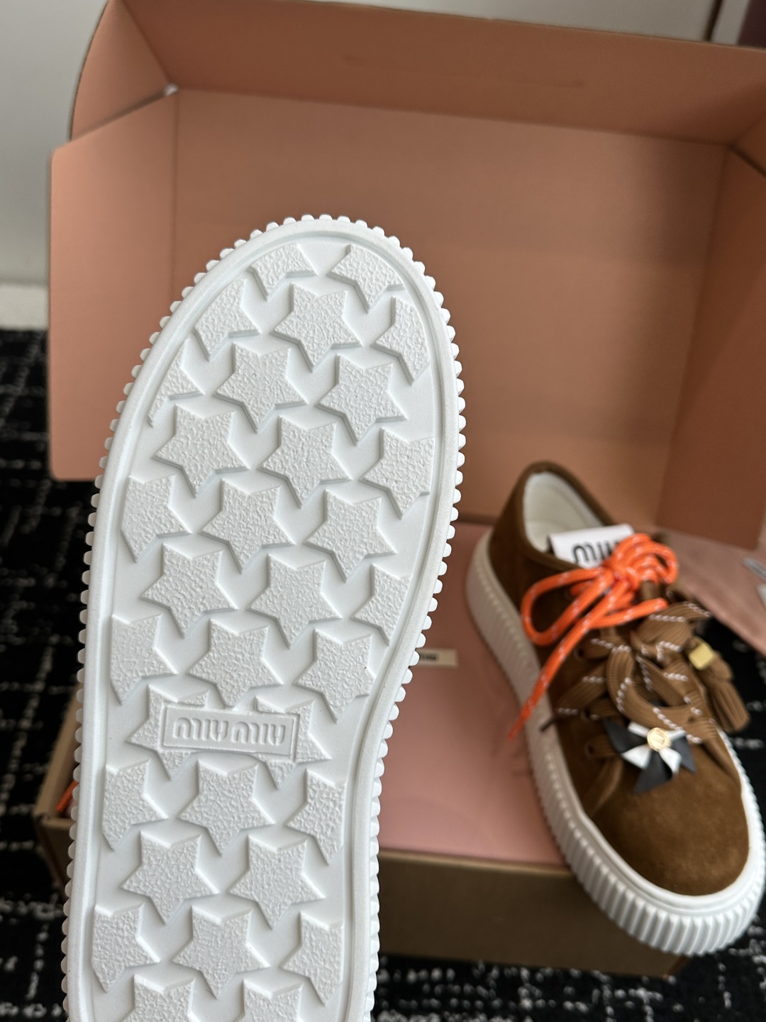 miumiu 25ss 秋冬新款 厚底 小白鞋 羊毛小白鞋
简约造型，超轻原版开模鞋底，脚感妥妥满分
好