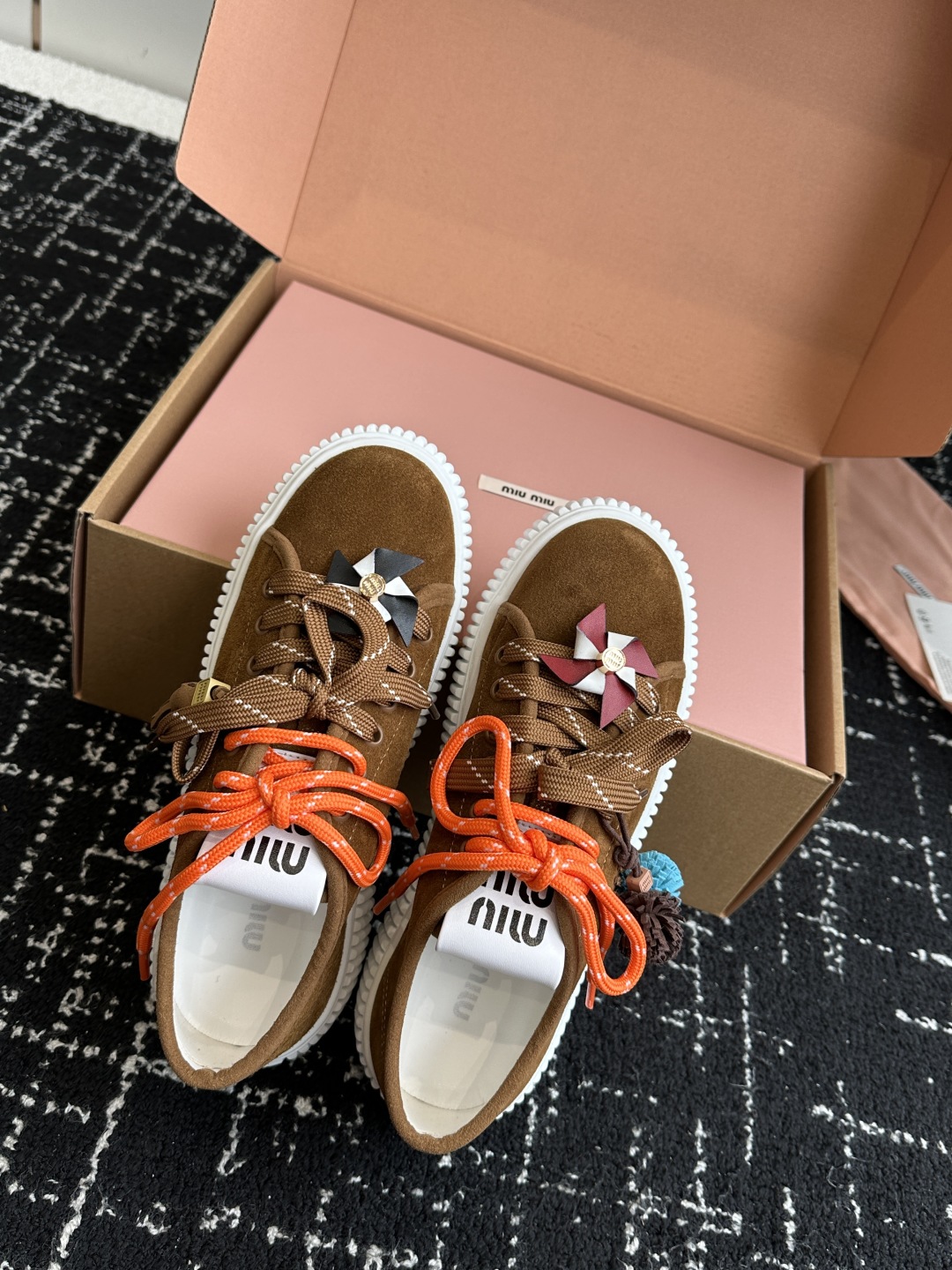 miumiu 25ss 秋冬新款 厚底 小白鞋 羊毛小白鞋
简约造型，超轻原版开模鞋底，脚感妥妥满分
好