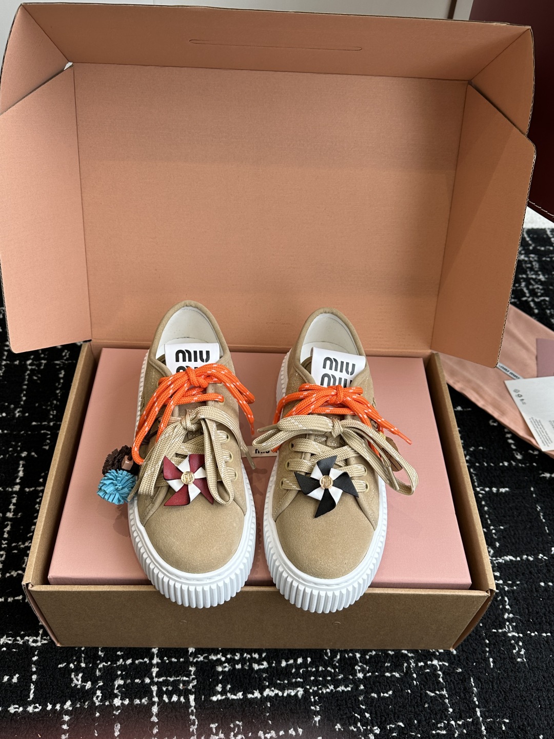 miumiu 25ss 秋冬新款 厚底 小白鞋 羊毛小白鞋
简约造型，超轻原版开模鞋底，脚感妥妥满分
好