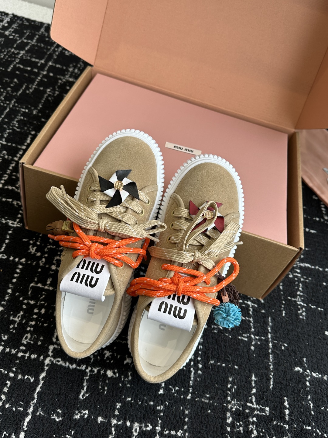 miumiu 25ss 秋冬新款 厚底 小白鞋 羊毛小白鞋
简约造型，超轻原版开模鞋底，脚感妥妥满分
好