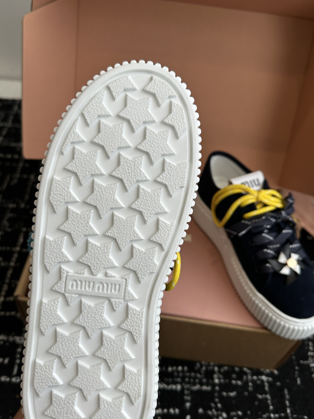 miumiu 25ss 秋冬新款 厚底 小白鞋 羊毛小白鞋
简约造型，超轻原版开模鞋底，脚感妥妥满分
好
