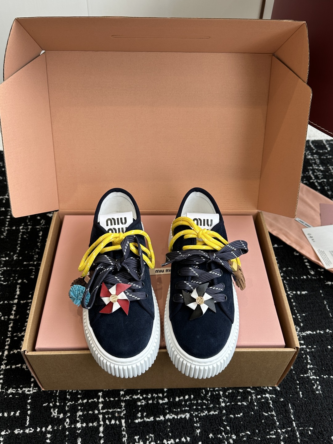 miumiu 25ss 秋冬新款 厚底 小白鞋 羊毛小白鞋
简约造型，超轻原版开模鞋底，脚感妥妥满分
好