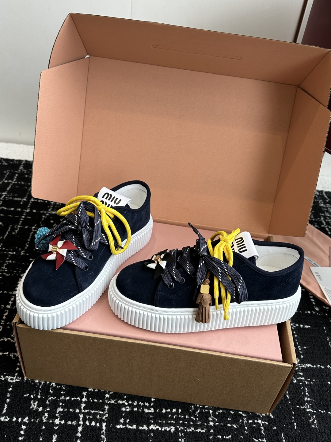 miumiu 25ss 秋冬新款 厚底 小白鞋 羊毛小白鞋
简约造型，超轻原版开模鞋底，脚感妥妥满分
好