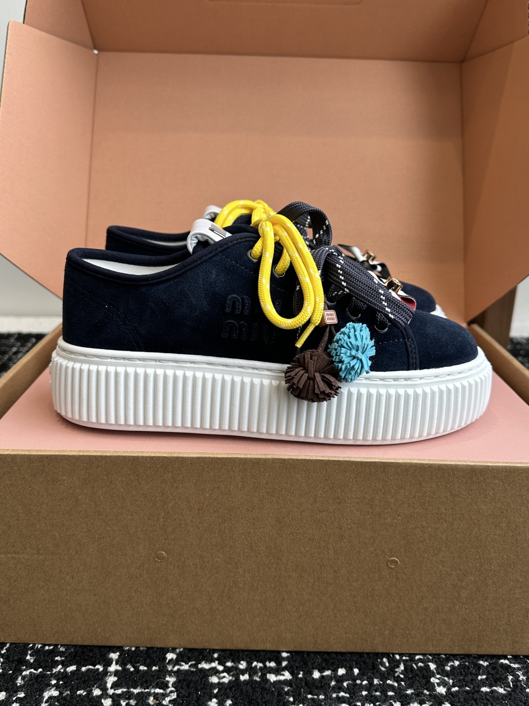 miumiu 25ss 秋冬新款 厚底 小白鞋 羊毛小白鞋
简约造型，超轻原版开模鞋底，脚感妥妥满分
好