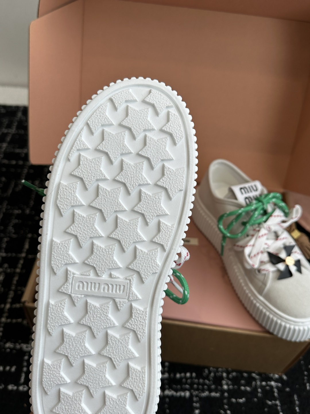 miumiu 25ss 秋冬新款 厚底 小白鞋 羊毛小白鞋
简约造型，超轻原版开模鞋底，脚感妥妥满分
好