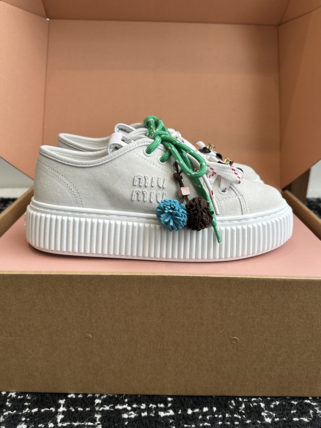 miumiu 25ss 秋冬新款 厚底 小白鞋 羊毛小白鞋
简约造型，超轻原版开模鞋底，脚感妥妥满分
好
