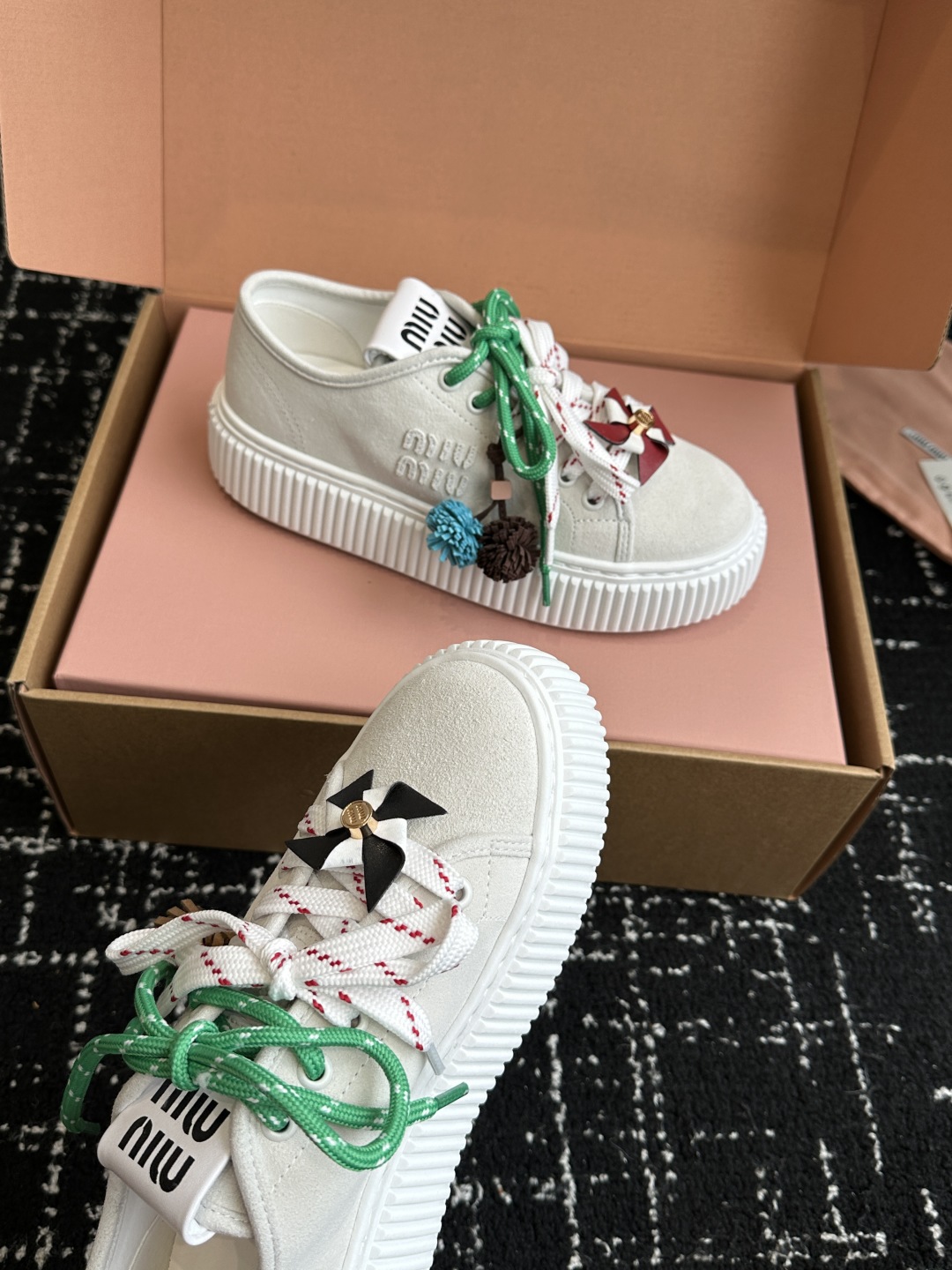miumiu 25ss 秋冬新款 厚底 小白鞋 羊毛小白鞋
简约造型，超轻原版开模鞋底，脚感妥妥满分
好