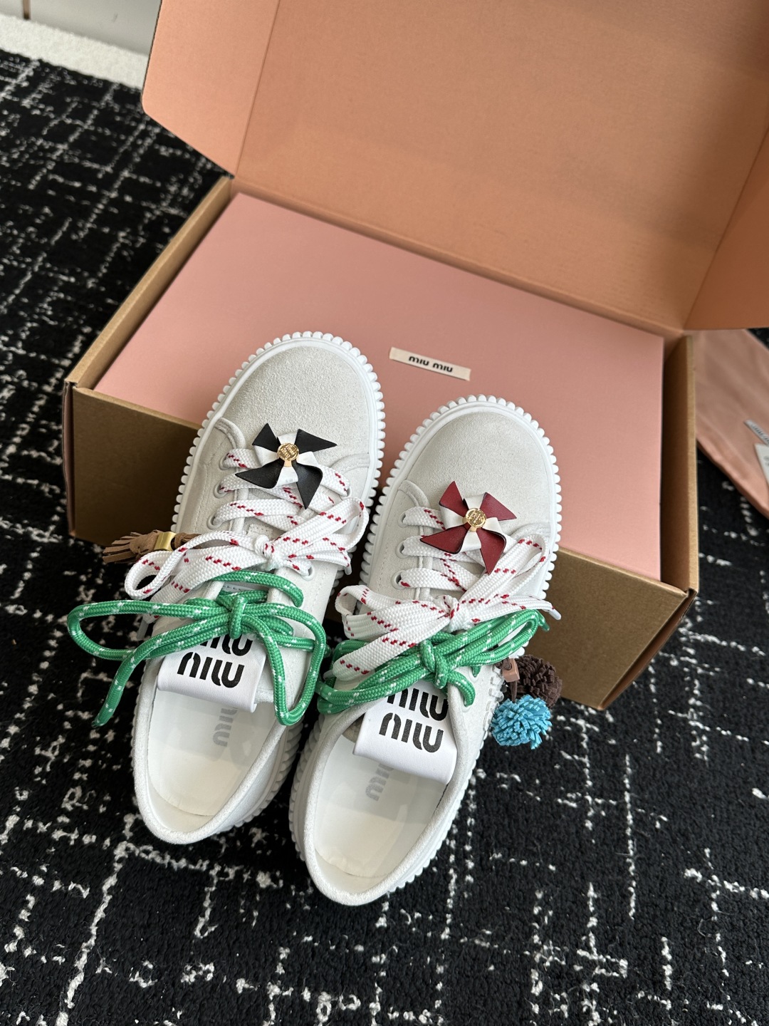 miumiu 25ss 秋冬新款 厚底 小白鞋 羊毛小白鞋
简约造型，超轻原版开模鞋底，脚感妥妥满分
好