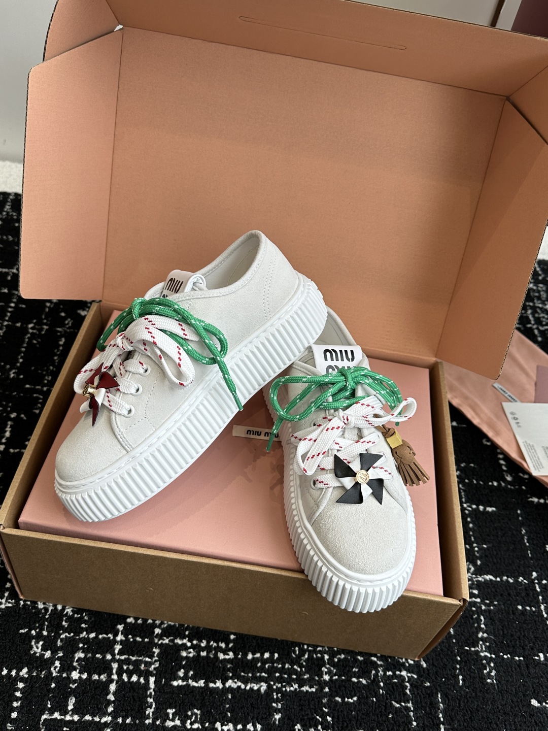 miumiu 25ss 秋冬新款 厚底 小白鞋 羊毛小白鞋
简约造型，超轻原版开模鞋底，脚感妥妥满分
好