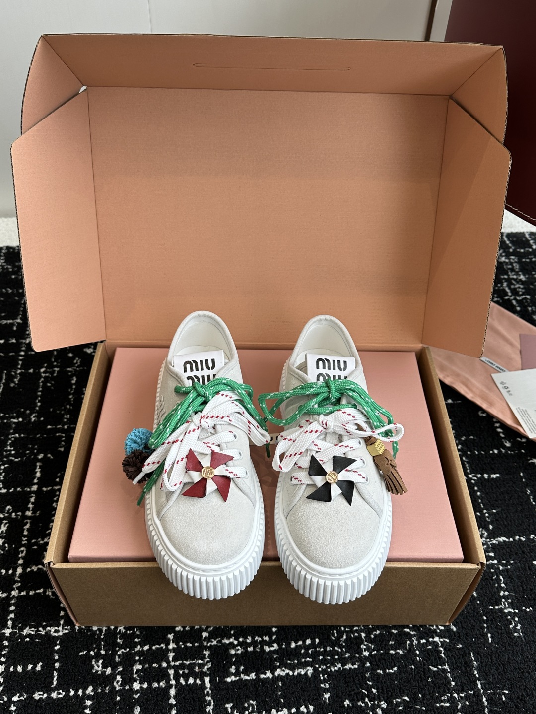miumiu 25ss 秋冬新款 厚底 小白鞋 羊毛小白鞋
简约造型，超轻原版开模鞋底，脚感妥妥满分
好