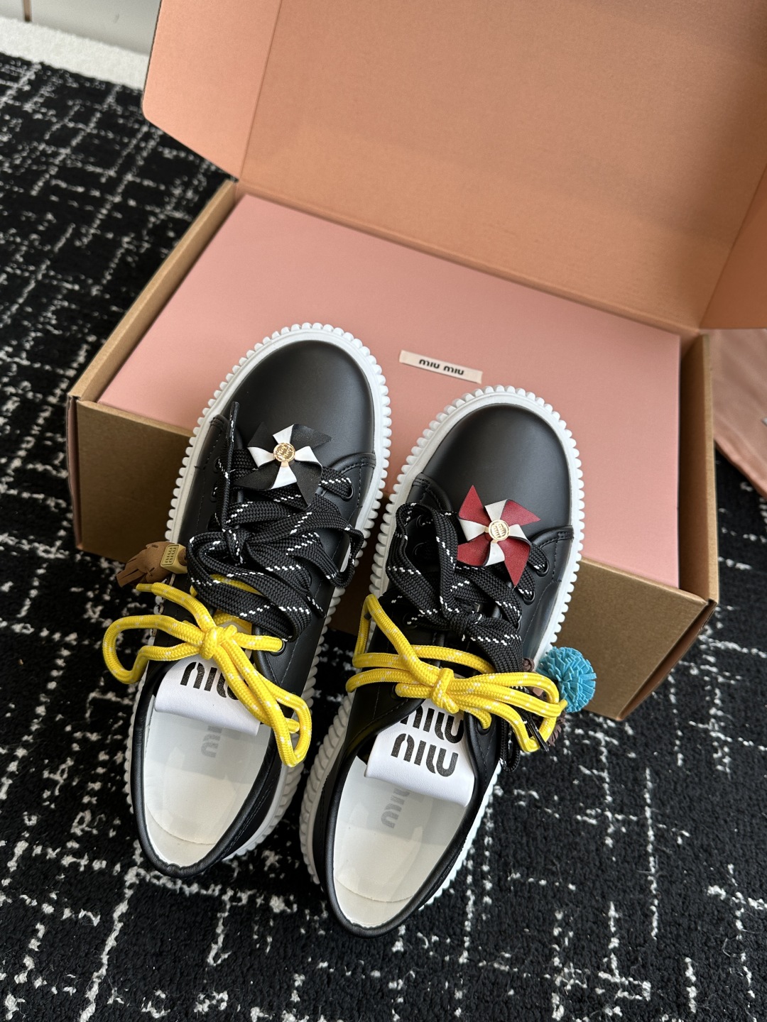 miumiu 25ss 秋冬新款 厚底 小白鞋 羊毛小白鞋
简约造型，超轻原版开模鞋底，脚感妥妥满分
好