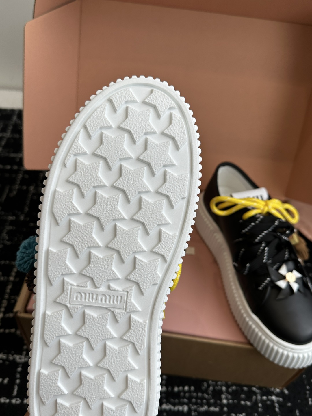 miumiu 25ss 秋冬新款 厚底 小白鞋 羊毛小白鞋
简约造型，超轻原版开模鞋底，脚感妥妥满分
好