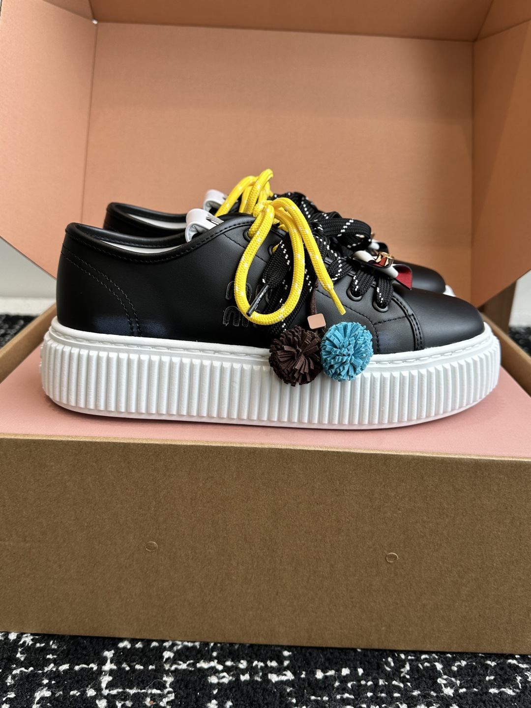 miumiu 25ss 秋冬新款 厚底 小白鞋 羊毛小白鞋
简约造型，超轻原版开模鞋底，脚感妥妥满分
好
