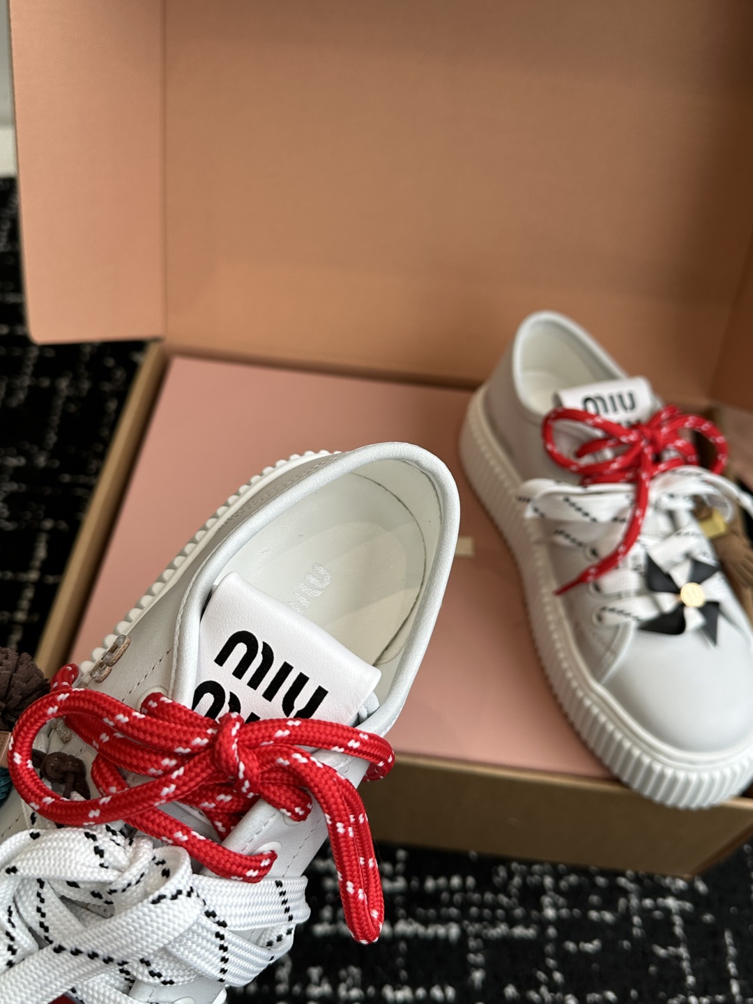 miumiu 25ss 秋冬新款 厚底 小白鞋 羊毛小白鞋
简约造型，超轻原版开模鞋底，脚感妥妥满分
好