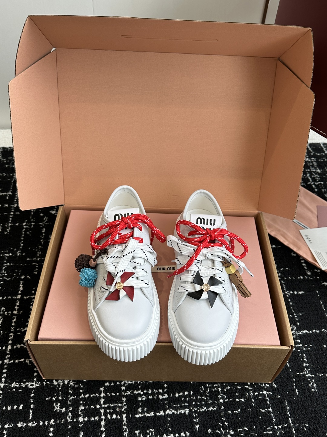 miumiu 25ss 秋冬新款 厚底 小白鞋 羊毛小白鞋
简约造型，超轻原版开模鞋底，脚感妥妥满分
好
