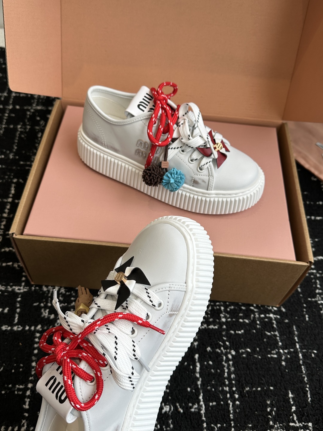 miumiu 25ss 秋冬新款 厚底 小白鞋 羊毛小白鞋
简约造型，超轻原版开模鞋底，脚感妥妥满分
好