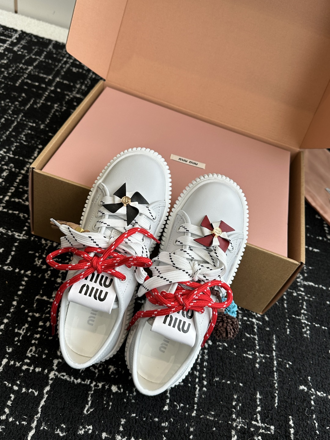 miumiu 25ss 秋冬新款 厚底 小白鞋 羊毛小白鞋
简约造型，超轻原版开模鞋底，脚感妥妥满分
好