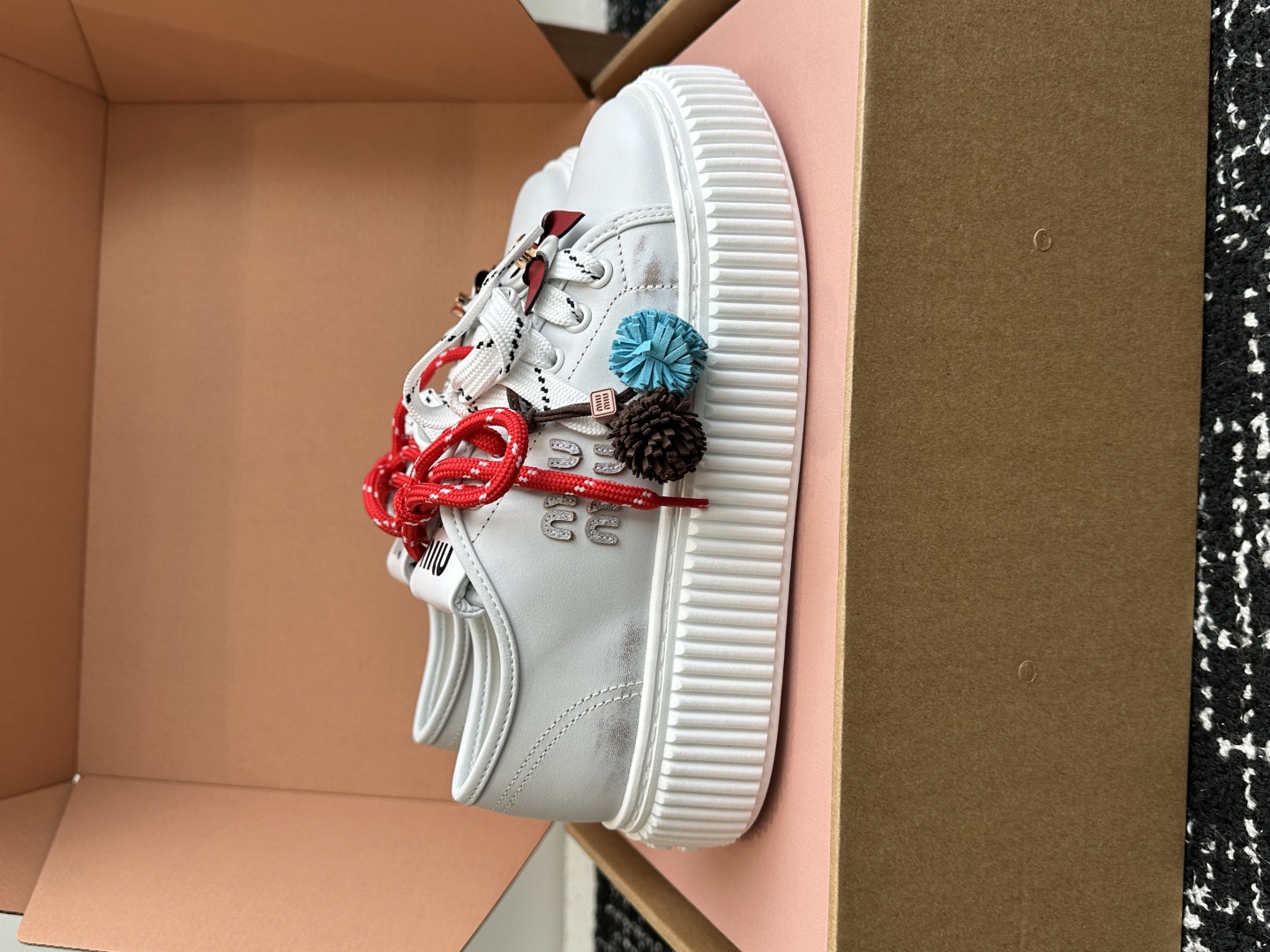 miumiu 25ss 秋冬新款 厚底 小白鞋 羊毛小白鞋
简约造型，超轻原版开模鞋底，脚感妥妥满分
好