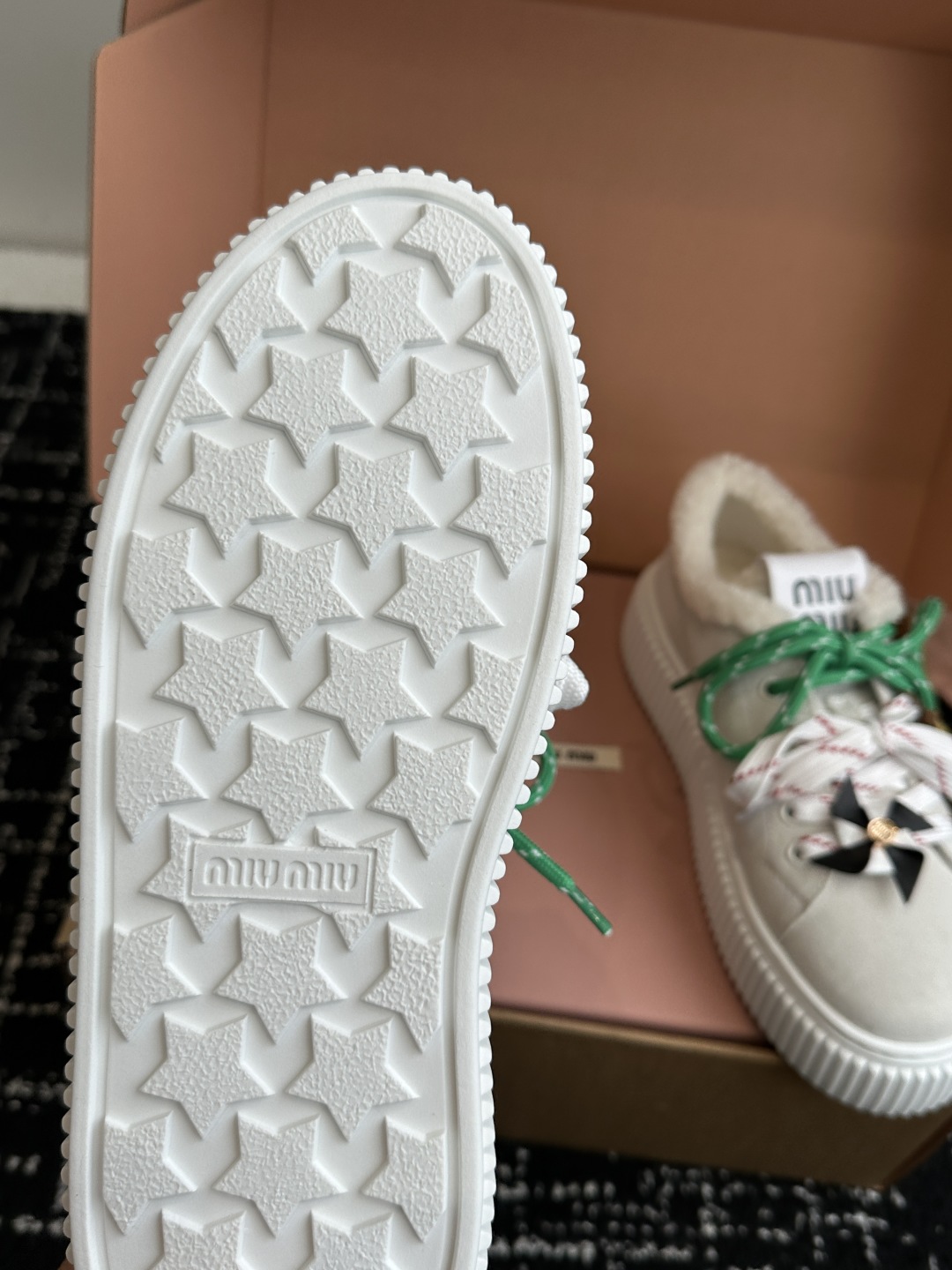 代购级miumiu 25ss 秋冬新款 厚底 小白鞋 羊毛小白鞋
简约造型，超轻原版开模鞋底，脚感妥妥满