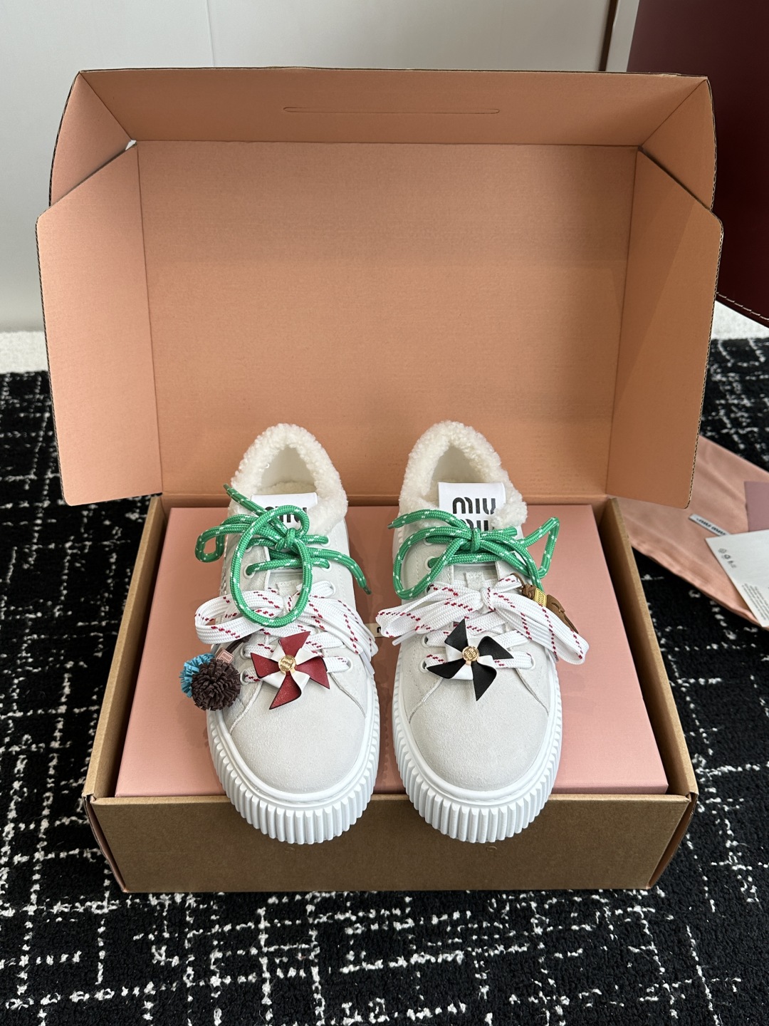 代购级miumiu 25ss 秋冬新款 厚底 小白鞋 羊毛小白鞋
简约造型，超轻原版开模鞋底，脚感妥妥满