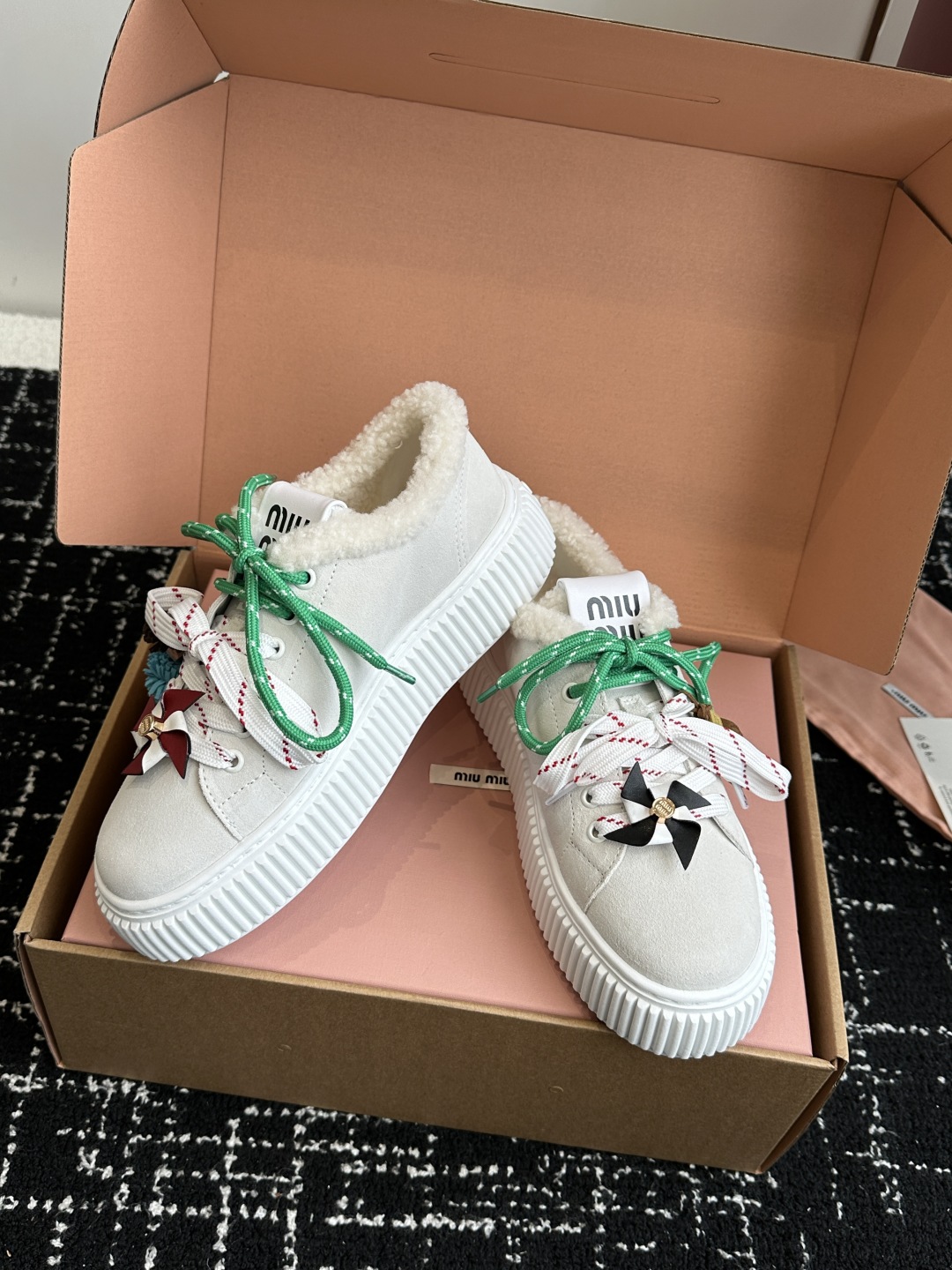 代购级miumiu 25ss 秋冬新款 厚底 小白鞋 羊毛小白鞋
简约造型，超轻原版开模鞋底，脚感妥妥满