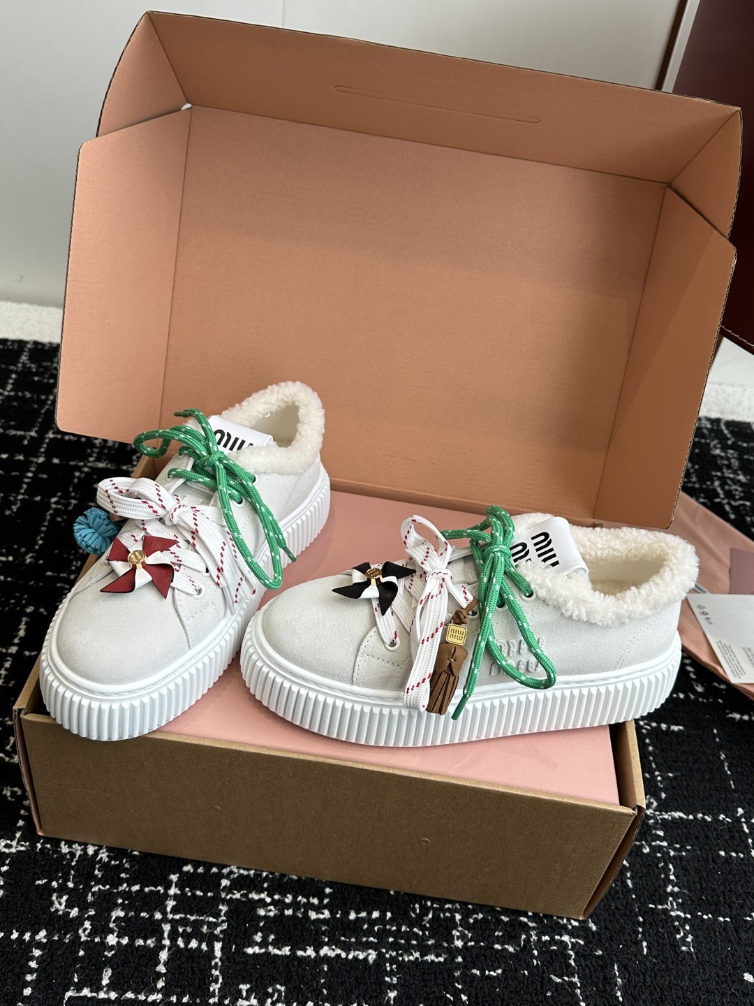 代购级miumiu 25ss 秋冬新款 厚底 小白鞋 羊毛小白鞋
简约造型，超轻原版开模鞋底，脚感妥妥满