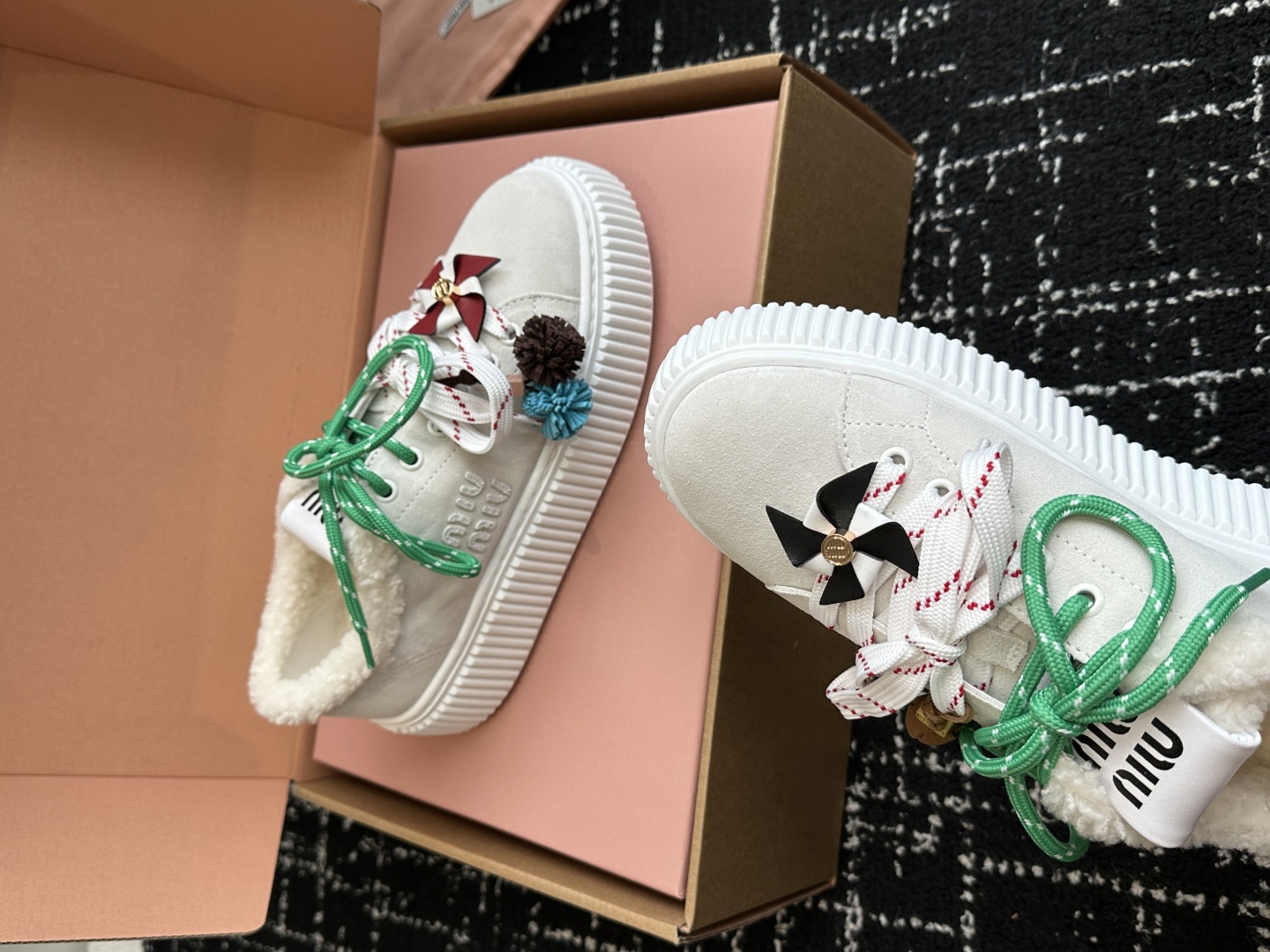 代购级miumiu 25ss 秋冬新款 厚底 小白鞋 羊毛小白鞋
简约造型，超轻原版开模鞋底，脚感妥妥满