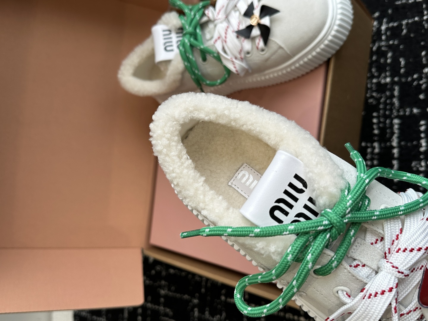 代购级miumiu 25ss 秋冬新款 厚底 小白鞋 羊毛小白鞋
简约造型，超轻原版开模鞋底，脚感妥妥满