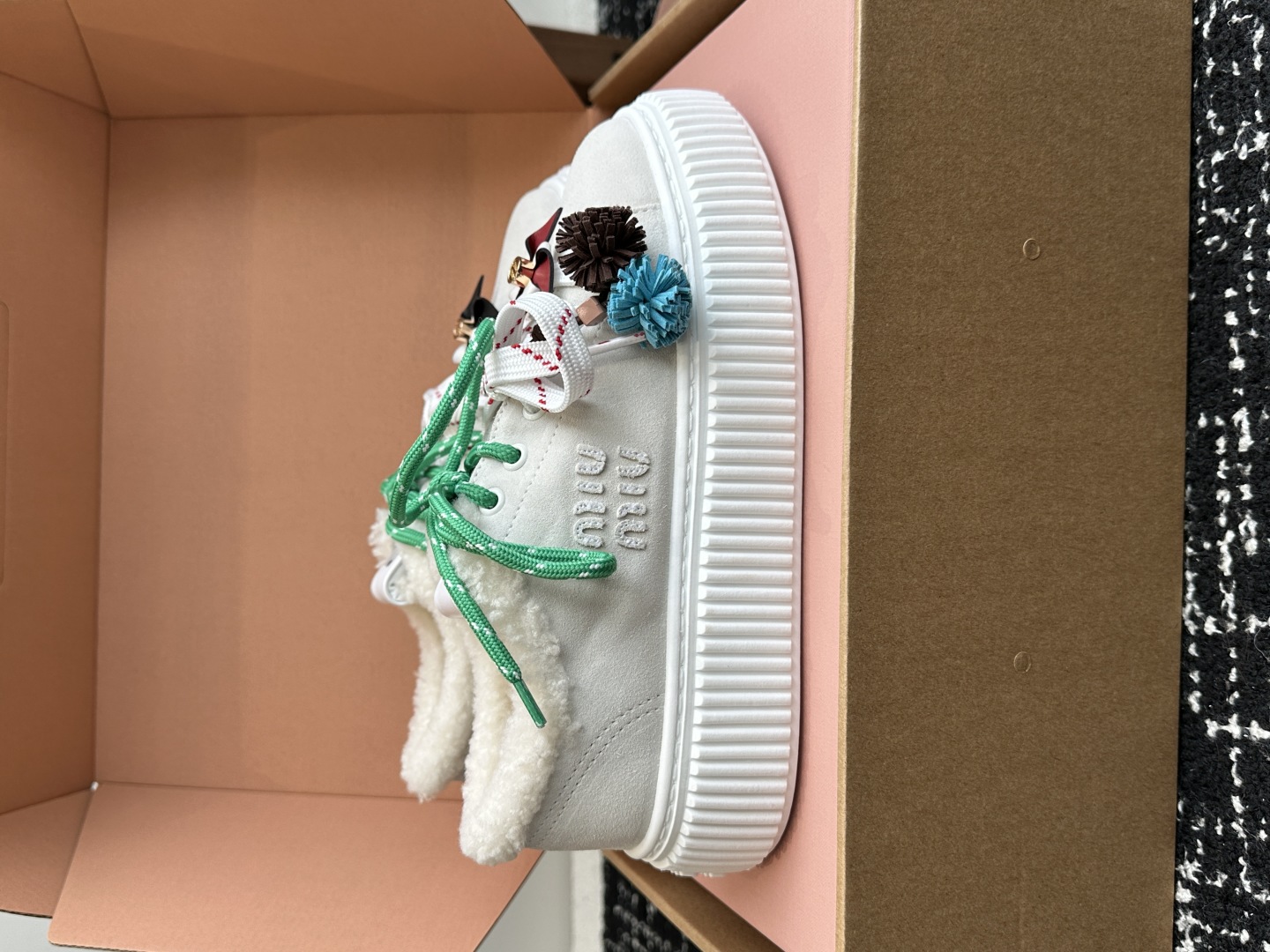代购级miumiu 25ss 秋冬新款 厚底 小白鞋 羊毛小白鞋
简约造型，超轻原版开模鞋底，脚感妥妥满
