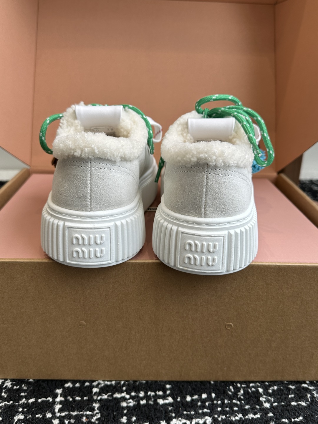代购级miumiu 25ss 秋冬新款 厚底 小白鞋 羊毛小白鞋
简约造型，超轻原版开模鞋底，脚感妥妥满