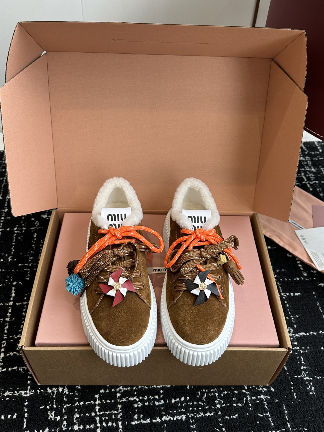 代购级miumiu 25ss 秋冬新款 厚底 小白鞋 羊毛小白鞋
简约造型，超轻原版开模鞋底，脚感妥妥满