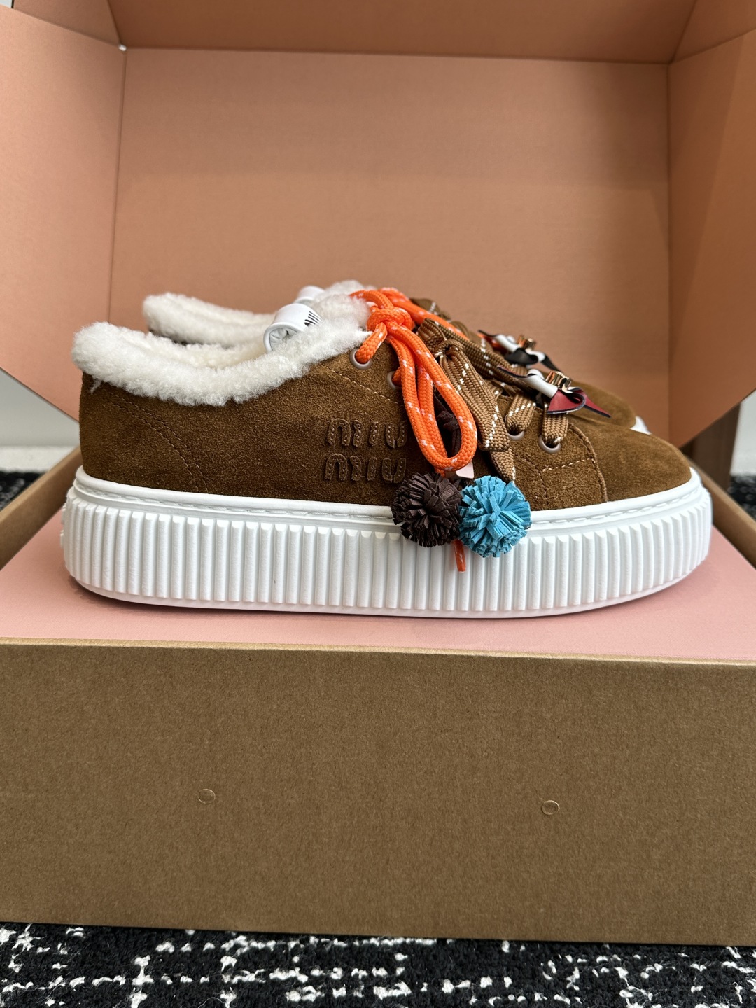 代购级miumiu 25ss 秋冬新款 厚底 小白鞋 羊毛小白鞋
简约造型，超轻原版开模鞋底，脚感妥妥满