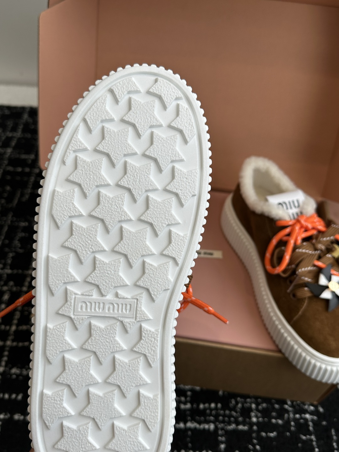 代购级miumiu 25ss 秋冬新款 厚底 小白鞋 羊毛小白鞋
简约造型，超轻原版开模鞋底，脚感妥妥满
