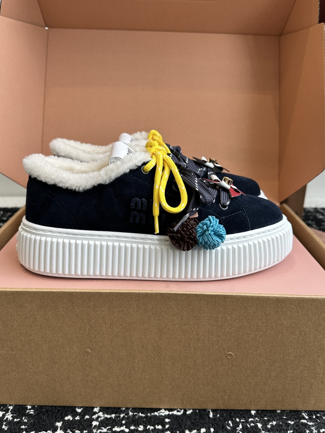 代购级miumiu 25ss 秋冬新款 厚底 小白鞋 羊毛小白鞋
简约造型，超轻原版开模鞋底，脚感妥妥满