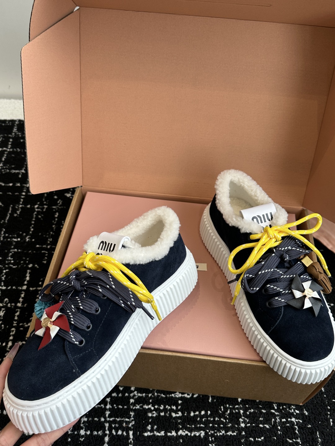 代购级miumiu 25ss 秋冬新款 厚底 小白鞋 羊毛小白鞋
简约造型，超轻原版开模鞋底，脚感妥妥满